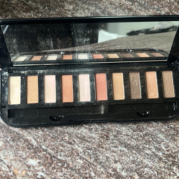 Free w Purchase Me Makeover Essentials Classic 10 Sunlit Breeze Eyeshadow - Picture 2 of 5